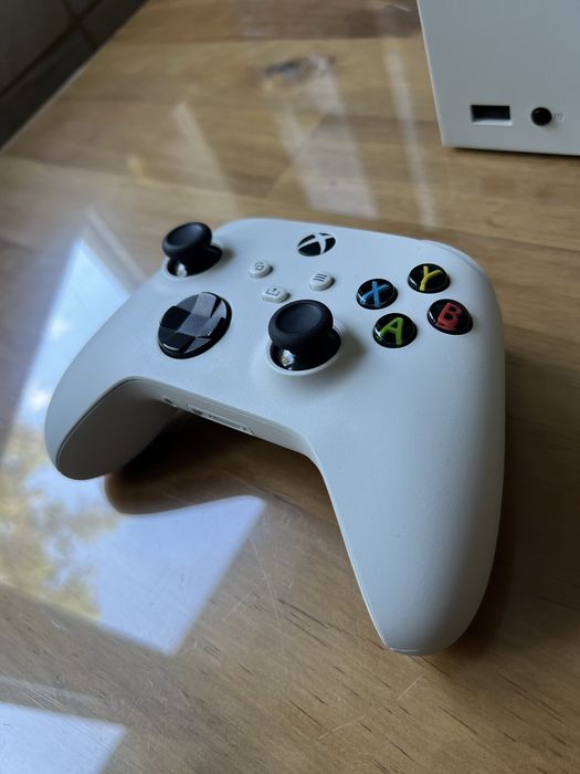 XBOX Series S 512GB + 2 manete totul impecabil.