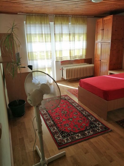 Închiriez 1 camera cu grup sanitar