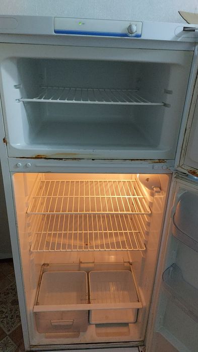 Продам холодильник Indesit за 45000.