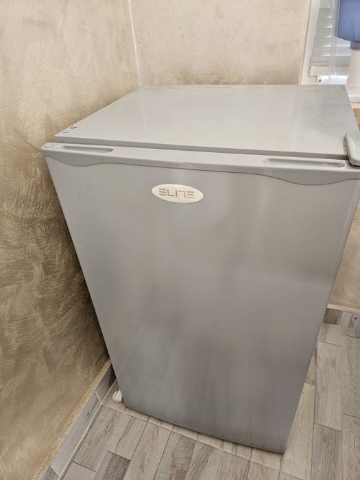 Малък компактен хладилник Elite
