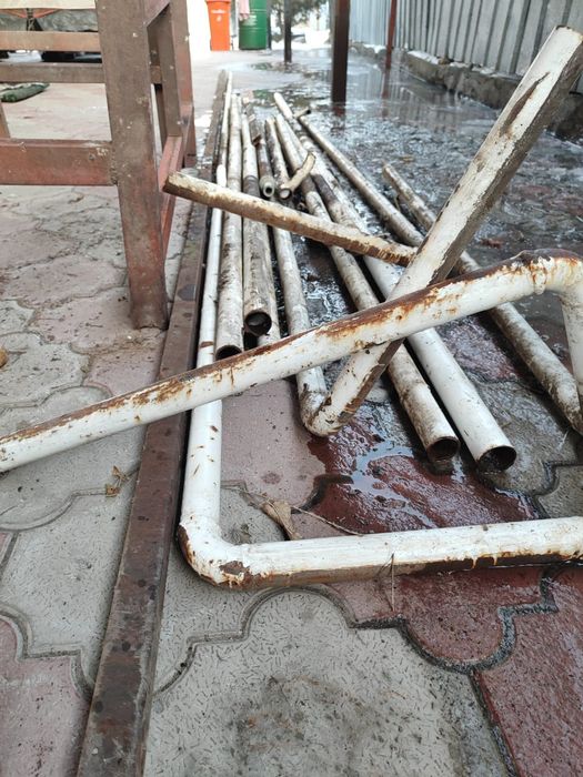 Металлические толстые трубы