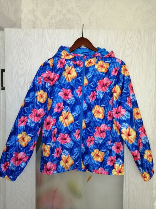 Продам ветровку на девочку