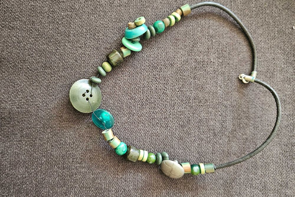 Екстравагантно колие в зелен цвят