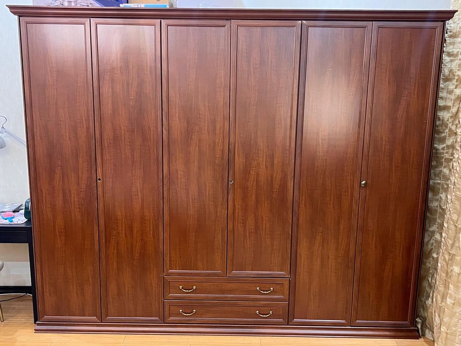 Продам спальный гарнитур.