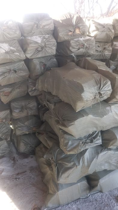 Продается сухие дрова в мешках. Мешки полные.