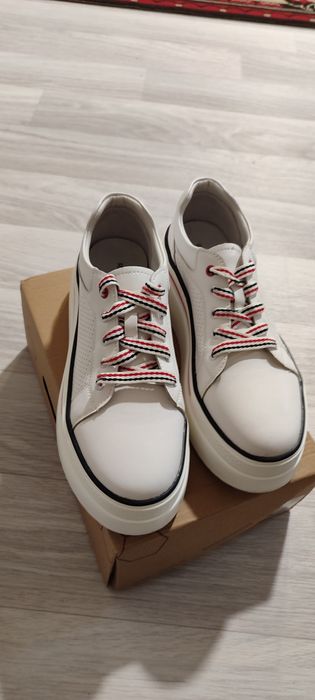 Продам кроссовки женские