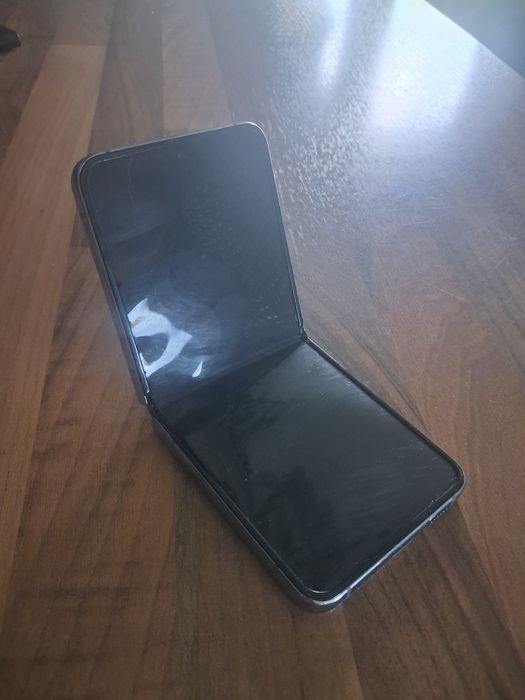 Z flip 4          .