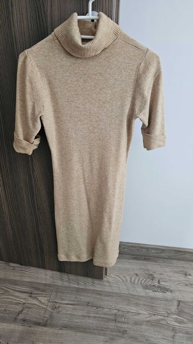 Rochie tricotata soft bej cu guler intors si maneca scurta