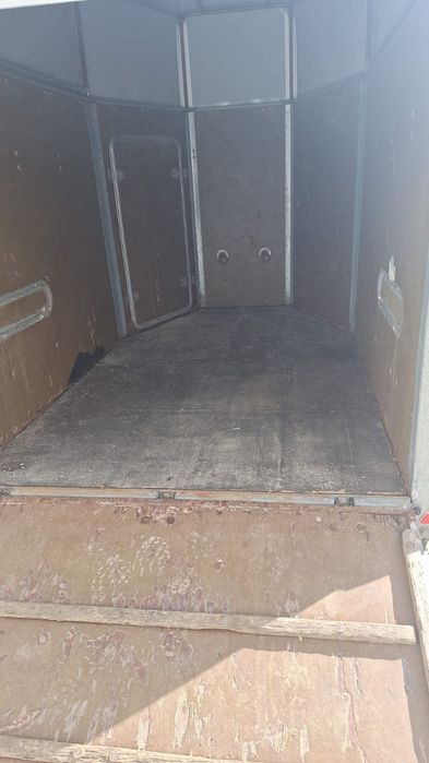 Vând remorcă pentru animale