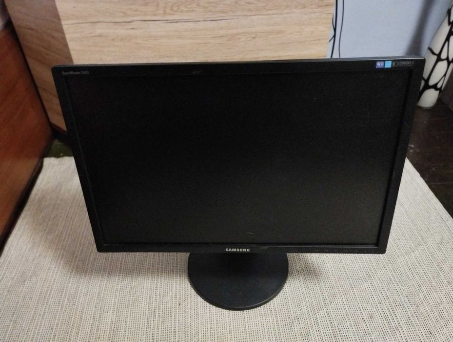 Монитор 24 инча,