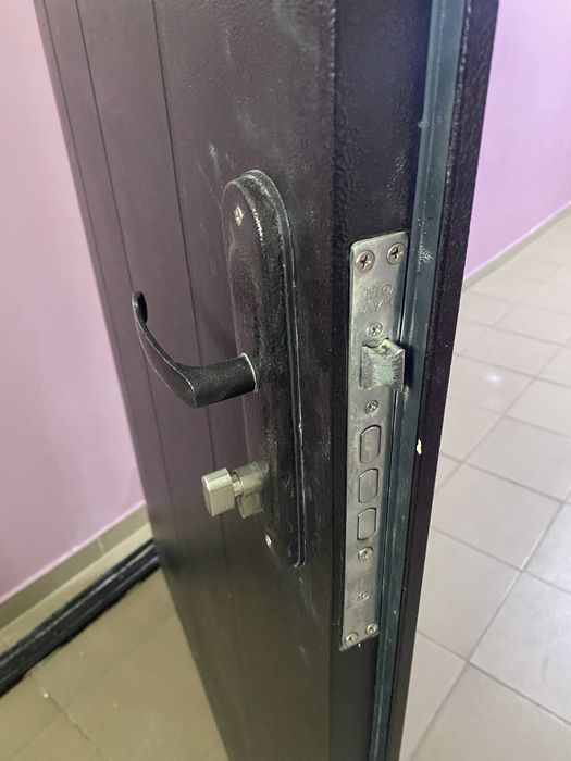 Продам входную дверь