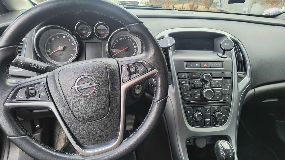 Vând Opel Astra j
