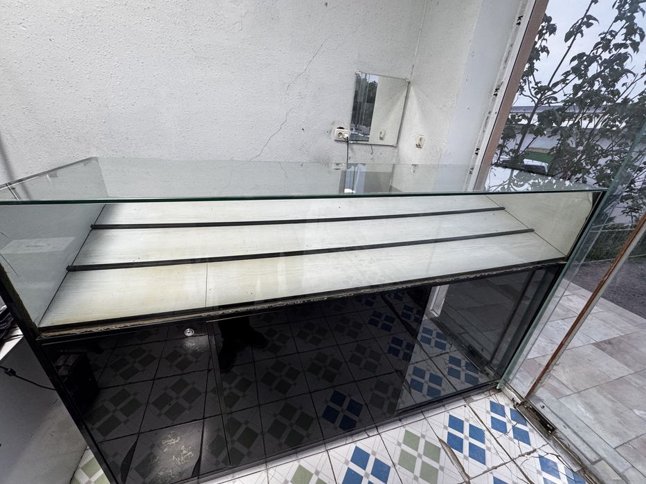 Мебельный ветрина