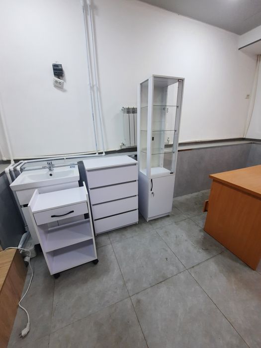 Пенал шкаф витрина для косметолога  , салона красоты  , медицины