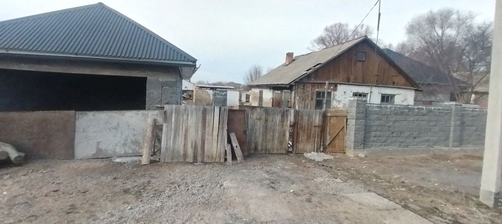 Продам участок с постройкой