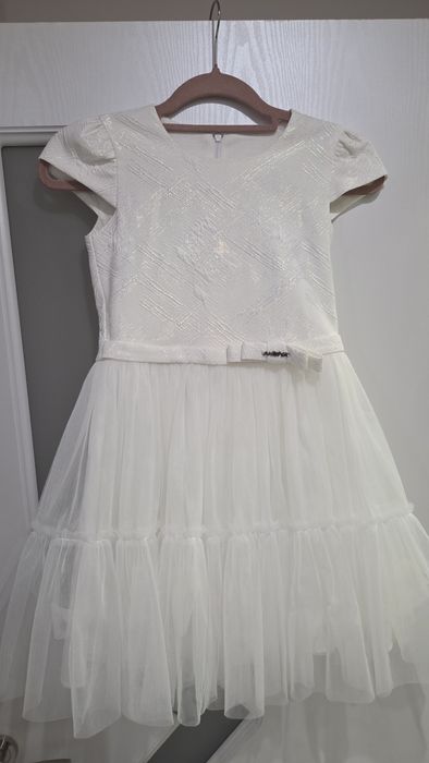 Продавам официална рокличка 9г