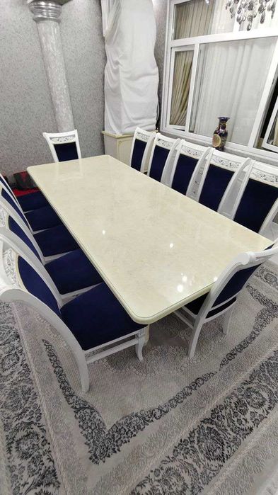 Мебель для гостинной .Стол и 12 стульев