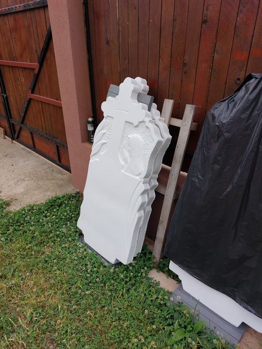 Vând cruci realizate din praf de marmura și mozaic de marmura