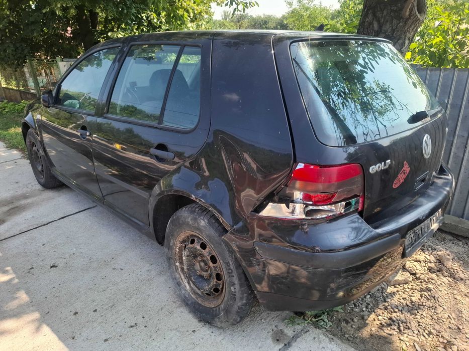 Golf 4 avariat pe partea din spate. Masina este buna. Poate fi reparata si se poate circula cu ea, nu este doar pentru piese auto.