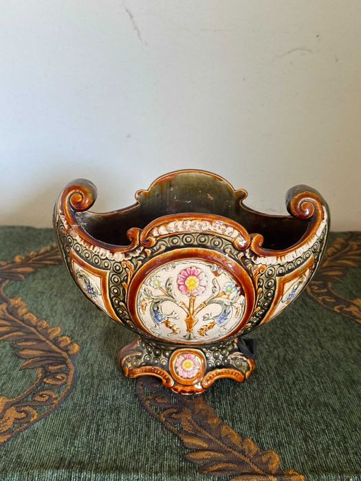 Jardinieră/castron ceramică majolică, toarte volută, decor floral pictat manual