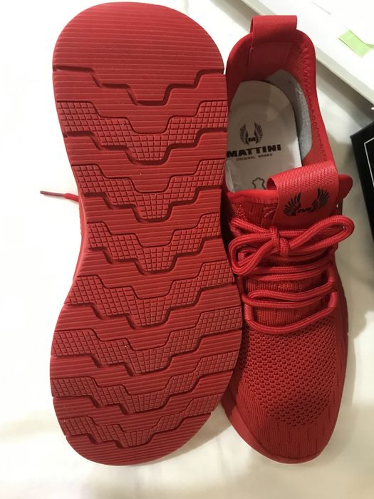 Продам кроссовки новые