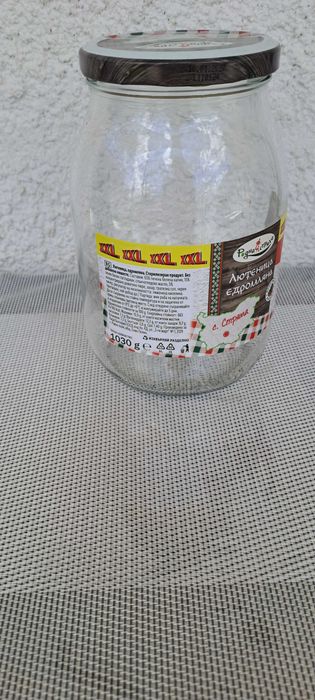 Продавам   всякакви   буркани .