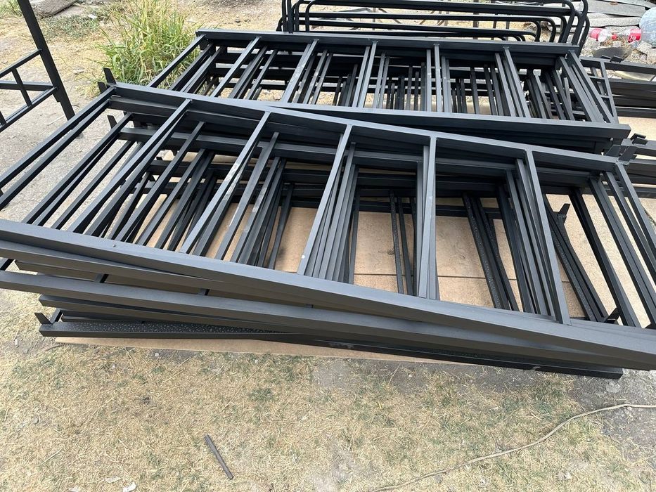 Металлическая кровать двух ярусов.