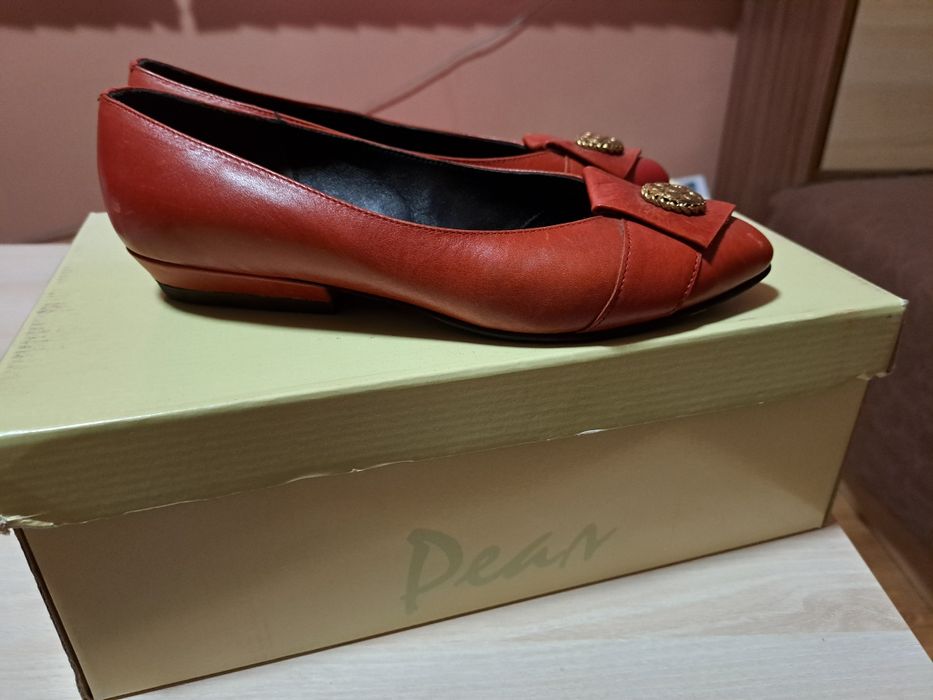 Дамски обувки на нисък ток