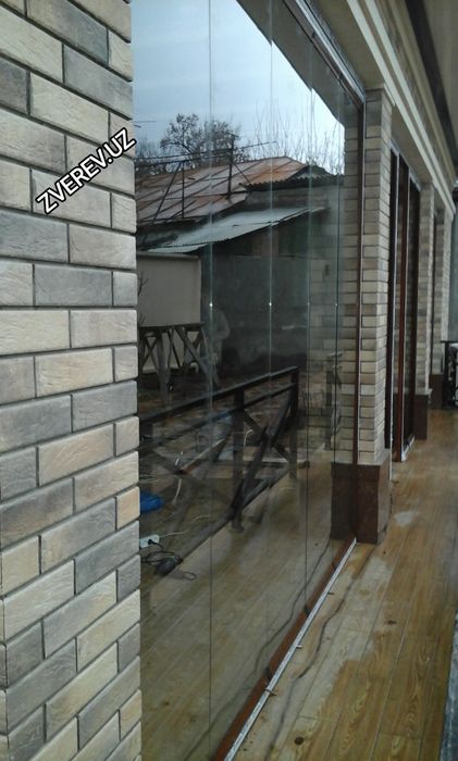 Раздвижные стеклянные конструкции, двери.