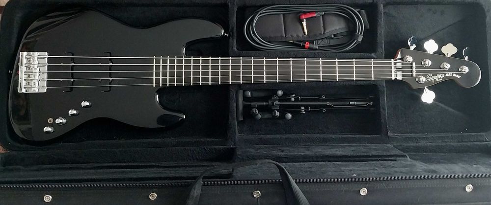 Chitara bass activ Squier Deluxe V5, by Fender.