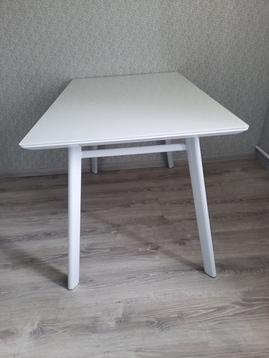 Продаю стеклянный стол