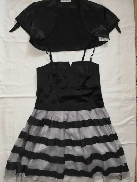 Продам 2 нарядных платья на выход  для девочек