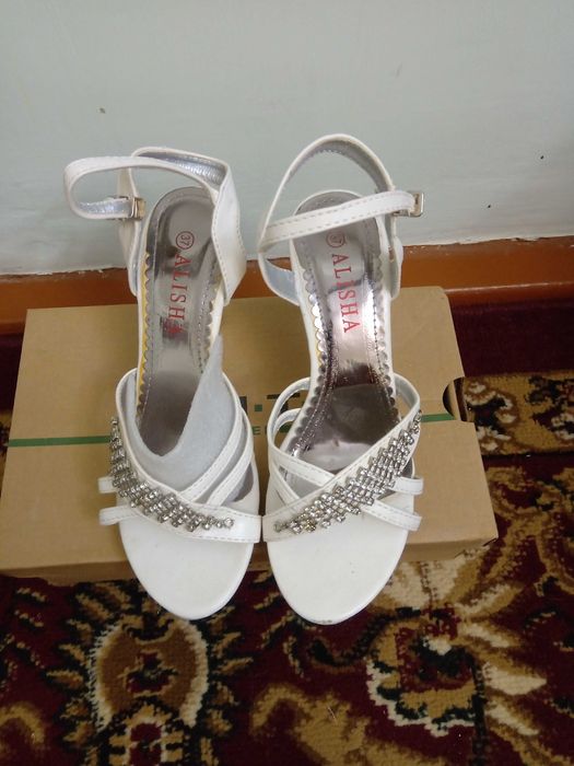 Босоножки со стразами