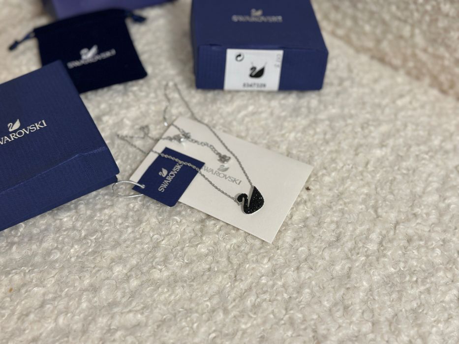 Lantisor Swarovski lebada medie neagra cu argintiu