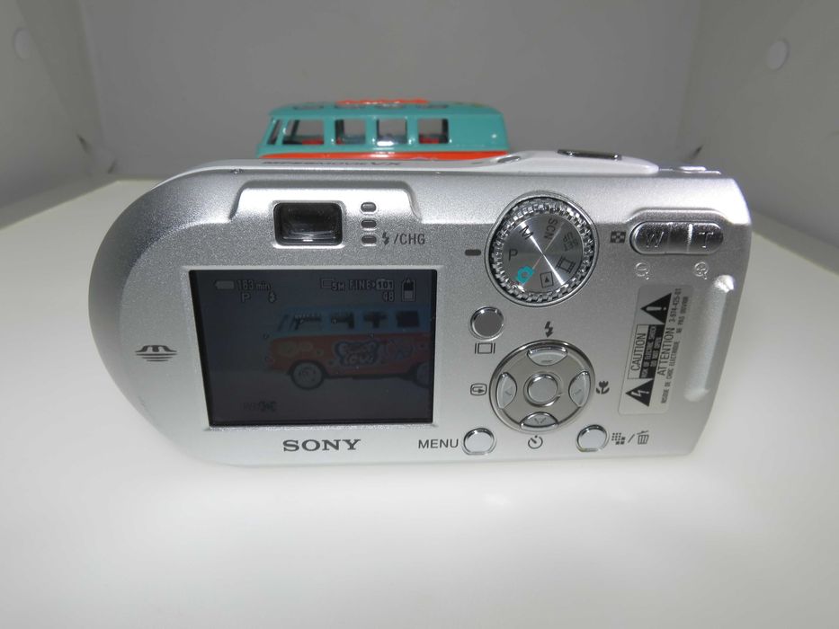Sony Cyber-shot DSC-P100 ултра компактен цифров фотоапарат, легендарен дизайн един, цифрова камера, сътояние като НОВО работи отлично!