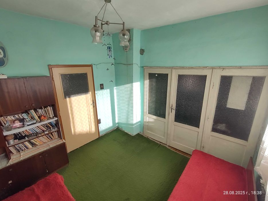 Продавам етаж от къща в Първомай