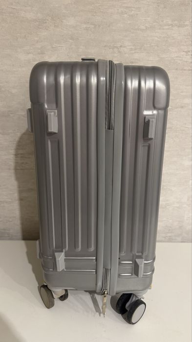Чемодан для ручной клади с подстаканником