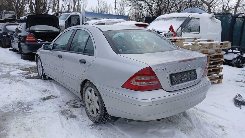 Dezmembrez Mercedes C-Klass W203 - 2.2 Diesel Din 2003 - 611.962