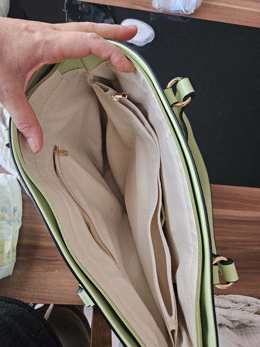 Кожена чанта за рамо с две дръжки външен джоб  капак регулируема през