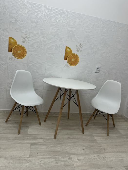 Продам Кухонный стол с 4 стульями