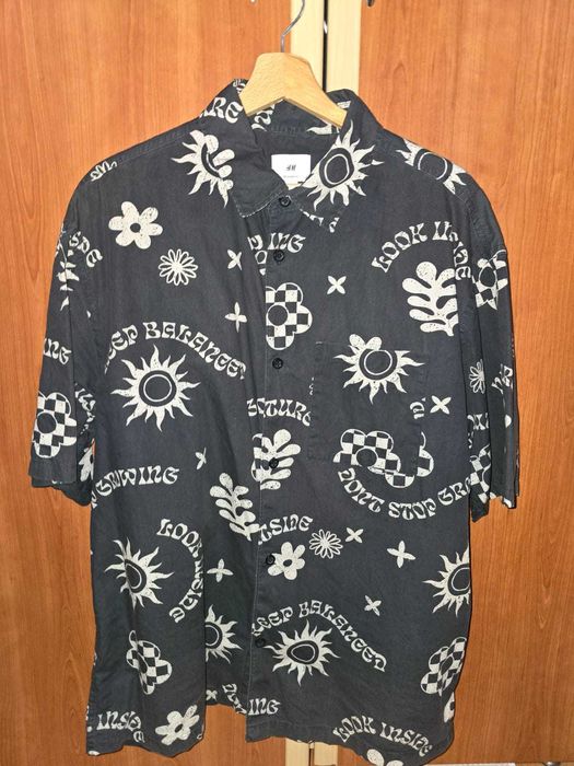 Cămașă neagră H&M Relaxed Fit – croi lejer, design modern cu imprimeu