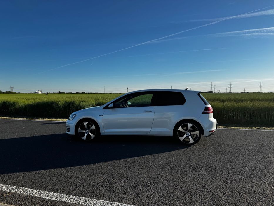 Volkswagen Golf 7 GTI 2.0 TSI 220hp