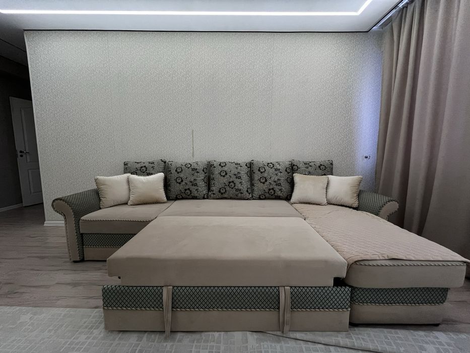 Диван с подушками