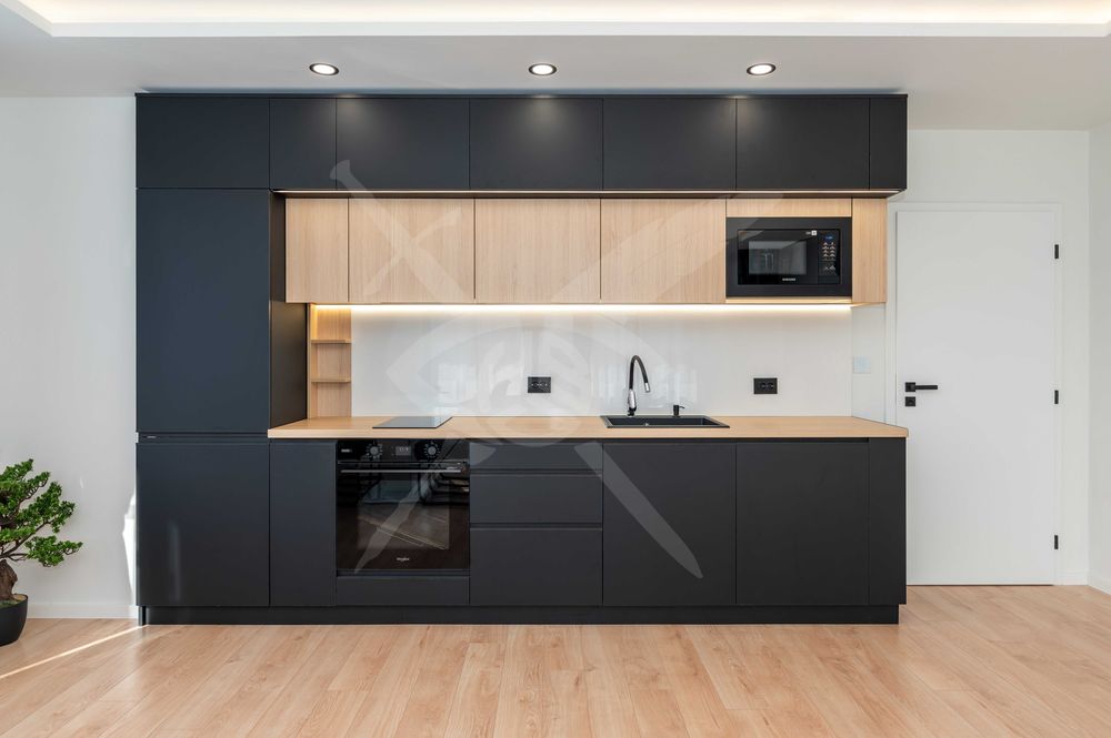 Продава се Тристаен апартамент в Пловдив, Западен - 125 кв.м за 2064 €/кв.м - Снимка #2