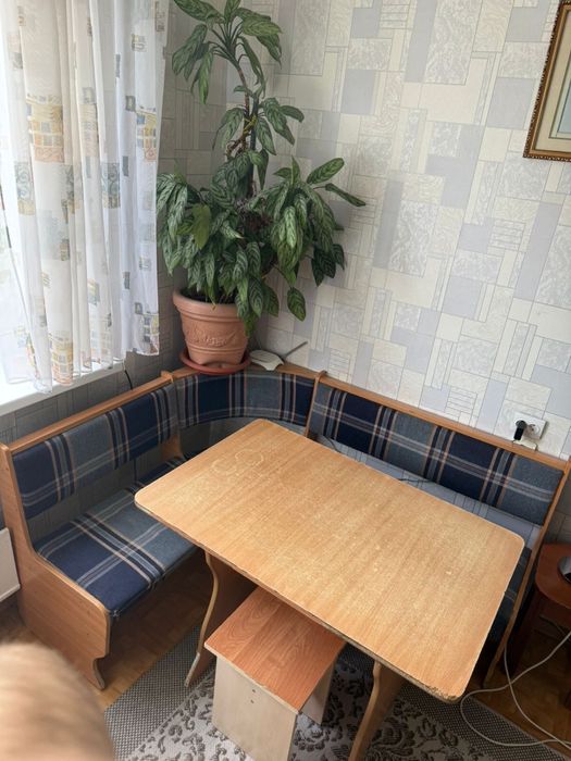 Уголок кухонный , диван и стол .