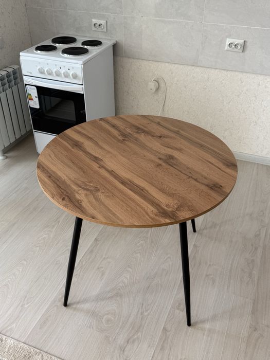 Продаётся стол  (стулья тоже в продаже)