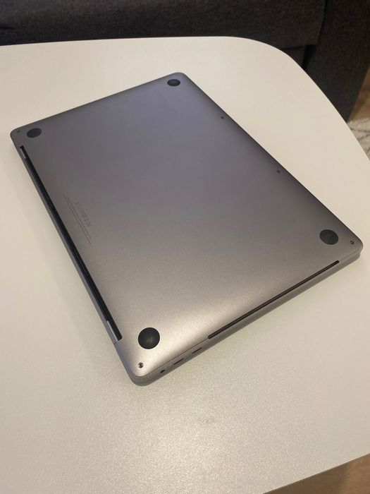 MacBook 13 pro за части - залят с течность. Коментар на цената