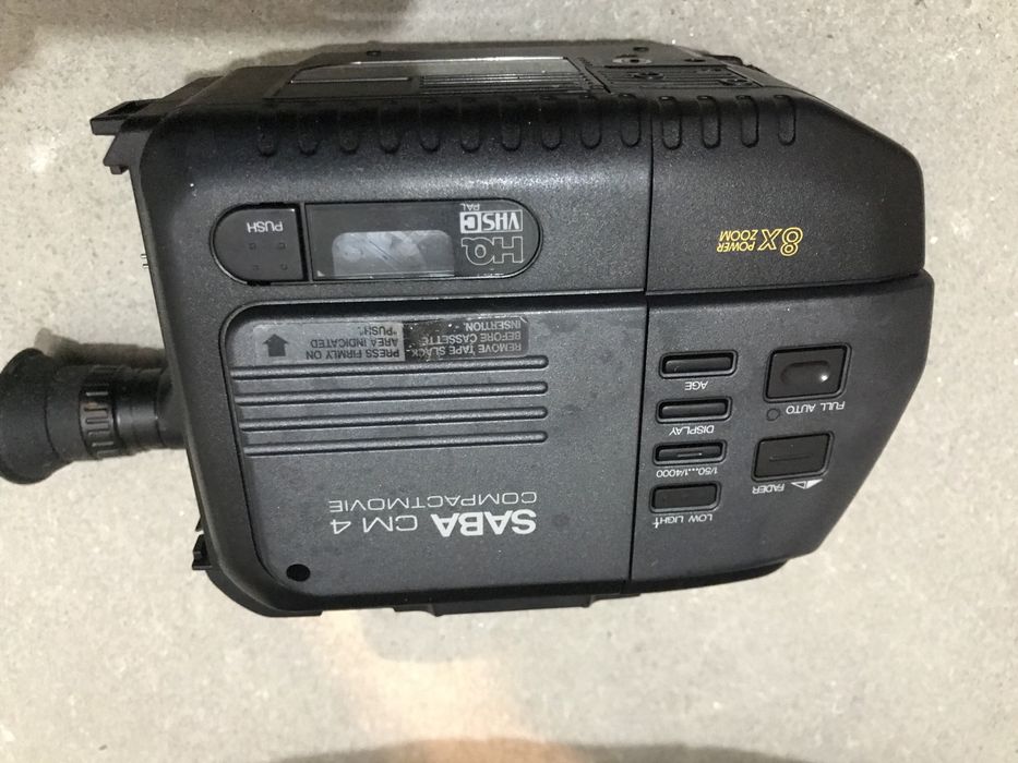 Видеокамера с малки касетки и чанта за видеокамера