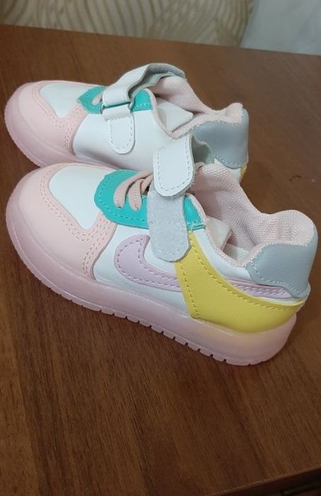 Продам кроссовки на девочку