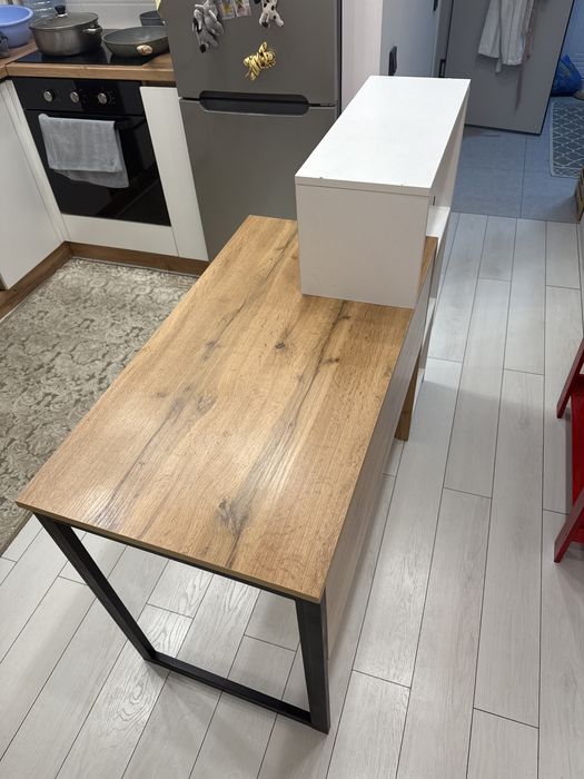 Письменный стол.